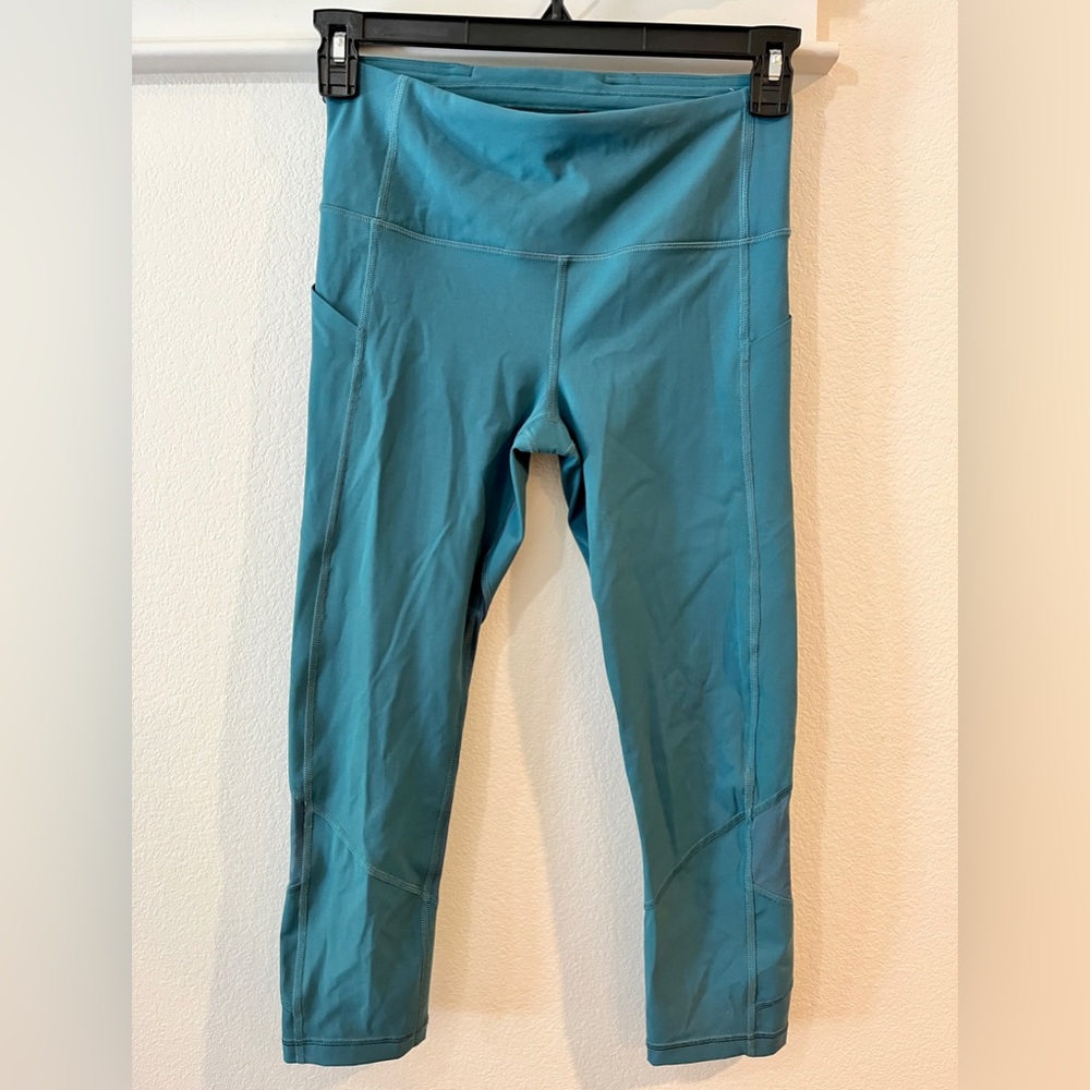 Lululemon mid rise cropped pant with mesh lining on back of pants leg- size 6